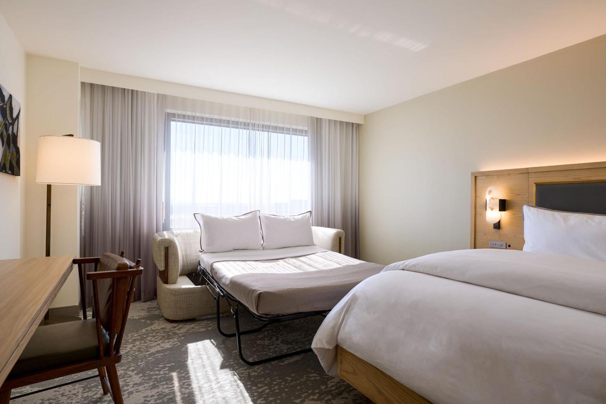 Deluxe, Guest room, 1 King,1550891275:JPEG